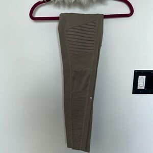 Alo biker leggings with mesh cutouts on legs